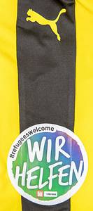 Original match worn / issued Spielertrikot von Borussia Dortmund mit der Rückennummer 17. Getragen von Pierre-Emerick Aubameyang am 20.09.2015 im Spiel der Fußball Bundesliga gegen Bayer 04 Leverkusen. BVB - Bayer 04 3:0. Aubameyang ist 80-facher Nationalspieler von Gabun. Trikot mit Sonder-Patch von Bild und Hermes 'Wir Helfen #refugeeswelcome'. Status:AAC. - Bild 6