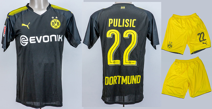 Original match worn / issued  Spielertrikot mit Hose von Borussia Dortmund mit der Rückennummer 22. Getragen von Christian Pilisic 03.03.2018 im Spiel der Fußball Bundesliga gegen RB Leipzig. RB - BVB 1:1. Pulisic ist 78-facher Nationalspieler von den USA. Seltene Auswärtsvariante. Status:AAC.