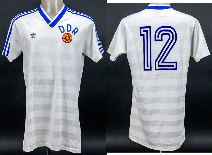 Original match worn / issued Spielertrikot von der DDR mit der Rückennummer 12. Getragen in einem Freundschaftsspiel für die DDR Fußball Nationalmannschaft in den 1980er Jahren. Status: ACC.