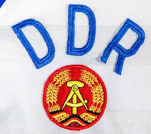 Original match worn / issued Spielertrikot von der DDR mit der Rückennummer 12. Getragen in einem Freundschaftsspiel für die DDR Fußball Nationalmannschaft in den 1980er Jahren. Status: ACC. - Bild 4