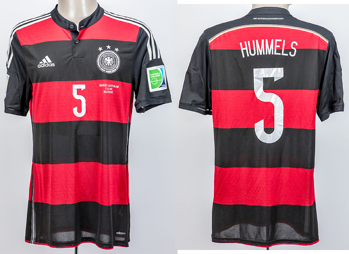 Original match worn / issued Spielertrikot von Deutschland mit der Rückennummer 5. Getragen von Mats Hummmels am 08..07.2014 im Halbfinale der Fußball-Weltmeisterschaft gegen Brasilien. Braslien - Deutschland 1:7. Hummels ist Fußball-Weltmeister 2014. Status:AAB.