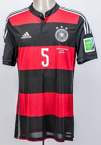 Original match worn / issued Spielertrikot von Deutschland mit der Rückennummer 5. Getragen von Mats Hummmels am 08..07.2014 im Halbfinale der Fußball-Weltmeisterschaft gegen Brasilien. Braslien - Deutschland 1:7. Hummels ist Fußball-Weltmeister 2014. Status:AAB. - Bild 2