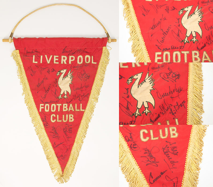 Souvenirwimpel  des Liverpool FC mit 18 original Signaturen der Spieler des FC Liverpool aus dem Jahre 1978 dem Sieg im Europapokal der Landesmeister. Seidenwimpel mit aufgestetzten, genähten Schiftzug "Liverpool Footall Club" und aufegnähtes Vereinslogo. Seidenfransen. Holzstange.  43x29 cm.