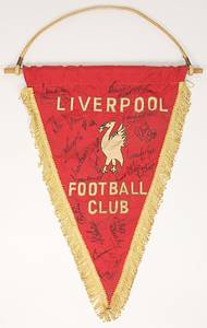 Souvenirwimpel  des Liverpool FC mit 18 original Signaturen der Spieler des FC Liverpool aus dem Jahre 1978 dem Sieg im Europapokal der Landesmeister. Seidenwimpel mit aufgestetzten, genähten Schiftzug "Liverpool Footall Club" und aufegnähtes Vereinslogo. Seidenfransen. Holzstange.  43x29 cm. - Bild 2