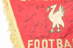 Souvenirwimpel  des Liverpool FC mit 18 original Signaturen der Spieler des FC Liverpool aus dem Jahre 1978 dem Sieg im Europapokal der Landesmeister. Seidenwimpel mit aufgestetzten, genähten Schiftzug "Liverpool Footall Club" und aufegnähtes Vereinslogo. Seidenfransen. Holzstange.  43x29 cm. - Bild 3