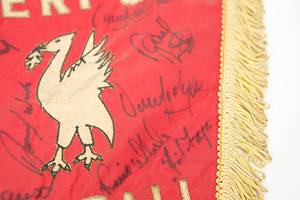 Souvenirwimpel  des Liverpool FC mit 18 original Signaturen der Spieler des FC Liverpool aus dem Jahre 1978 dem Sieg im Europapokal der Landesmeister. Seidenwimpel mit aufgestetzten, genähten Schiftzug "Liverpool Footall Club" und aufegnähtes Vereinslogo. Seidenfransen. Holzstange.  43x29 cm. - Bild 4