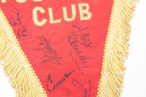 Souvenirwimpel  des Liverpool FC mit 18 original Signaturen der Spieler des FC Liverpool aus dem Jahre 1978 dem Sieg im Europapokal der Landesmeister. Seidenwimpel mit aufgestetzten, genähten Schiftzug "Liverpool Footall Club" und aufegnähtes Vereinslogo. Seidenfransen. Holzstange.  43x29 cm. - Bild 5