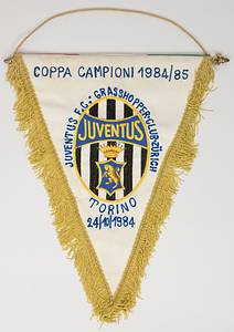 Originalspielwimpel Juventus Turin mit aufgesticktem Schriftzug „Coppa Campioni 1984/85 Juventus F.C. (Turin) v Grasshoppers Club Zürich  Torino  24 / 10 / 1984“ (2:0) mit aufgesetztem bestickten Vereinslogo. Rückseite in Nationalfarben Italiens. Leinenwimpel mit Seidenfransen. Metallstange. 42x32 cm. - Bild 2