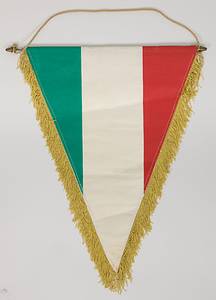 Originalspielwimpel Juventus Turin mit aufgesticktem Schriftzug „Coppa Campioni 1984/85 Juventus F.C. (Turin) v Grasshoppers Club Zürich  Torino  24 / 10 / 1984“ (2:0) mit aufgesetztem bestickten Vereinslogo. Rückseite in Nationalfarben Italiens. Leinenwimpel mit Seidenfransen. Metallstange. 42x32 cm. - Bild 3