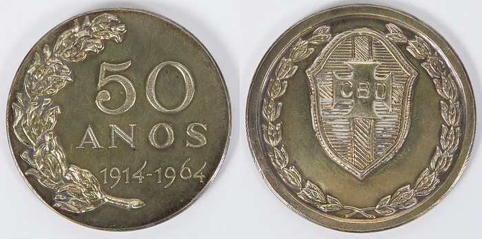 Erinnerungsmedaille des brailianischen Fußballverbandes an sein 50jähriges Jubiläum 1964 "50 anos 1914 - 1964". Silber, vergoldet (gepunzt,1000er Silber, 55 Gramm), 5cm.