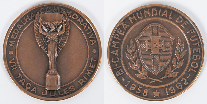 Offizielle Erinnungsmedaille des Fußballverbandes von Brasilien anläßlich der zweiten Titels bei den Fußballweltmeisterschaften 1962 mit der Aufschrift "Bi - Campea Mundial de Futbol 1958 1962" (Zweifacher Fußball Weltmeister 1958 1962) und "Medalha Commemorativa VII Taca Jukes Rimet" (Erinnerungsmedaille 7.Fußball - Weltmeisterschaft 1962", Bronze, 5 cm.