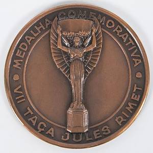 Offizielle Erinnungsmedaille des Fußballverbandes von Brasilien anläßlich der zweiten Titels bei den Fußballweltmeisterschaften 1962 mit der Aufschrift "Bi - Campea Mundial de Futbol 1958 1962" (Zweifacher Fußball Weltmeister 1958 1962) und "Medalha Commemorativa VII Taca Jukes Rimet" (Erinnerungsmedaille 7.Fußball - Weltmeisterschaft 1962", Bronze, 5 cm. - Bild 2