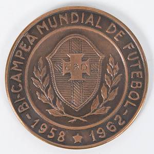 Offizielle Erinnungsmedaille des Fußballverbandes von Brasilien anläßlich der zweiten Titels bei den Fußballweltmeisterschaften 1962 mit der Aufschrift "Bi - Campea Mundial de Futbol 1958 1962" (Zweifacher Fußball Weltmeister 1958 1962) und "Medalha Commemorativa VII Taca Jukes Rimet" (Erinnerungsmedaille 7.Fußball - Weltmeisterschaft 1962", Bronze, 5 cm. - Bild 3