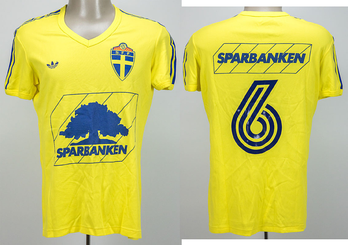 Original match worn / issued Spielertrikot von Schweden mit der Rückennummer 6. Getragen in einem Fußball Länderspiele Ende 1981. Status:ACC.