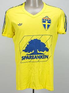 Original match worn / issued Spielertrikot von Schweden mit der Rückennummer 6. Getragen in einem Fußball Länderspiele Ende 1981. Status:ACC. - Bild 2