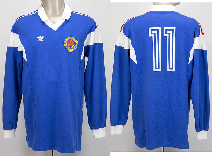 Original match worn Spielertrikot von Jugoslawien mit der Rückennummer 11. Getragen von Savevski im Länderspielen England v Jugoslawien (2:1) im dezember 1989 in London. Nach dem Spiel mit dem deutschen englischen Nationalspieler David Platt getauscht. Status:AAA.