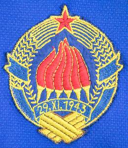 Original match worn Spielertrikot von Jugoslawien mit der Rückennummer 11. Getragen von Savevski im Länderspielen England v Jugoslawien (2:1) im dezember 1989 in London. Nach dem Spiel mit dem deutschen englischen Nationalspieler David Platt getauscht. Status:AAA. - Bild 4