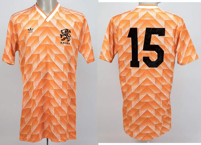 Original match worn / issued Spielertrikot von den Niederlande. Aus dem Halbfinalspiel der UEFA Euro 1988 mit der Rückennummer 15. Getragen von Wim Koevermans auf der Reservebank am 21.06.1988. Deutschland - Niederlande 1:2.  Tauschtrikot direkt aus der Sammlung des deutschen Nationalspielers Matthias Herget. Status:AAA.