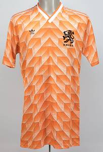 Original match worn / issued Spielertrikot von den Niederlande. Aus dem Halbfinalspiel der UEFA Euro 1988 mit der Rückennummer 15. Getragen von Wim Koevermans auf der Reservebank am 21.06.1988. Deutschland - Niederlande 1:2.  Tauschtrikot direkt aus der Sammlung des deutschen Nationalspielers Matthias Herget. Status:AAA. - Bild 2