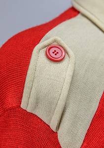 1) Freizeitjacke des 1.FC Köln von Heinz Simmet für die Spieler der Bundesligamannschaft ca. 1968. Schurwolle, rot-weiß; mit aufgeflockten Schriftzug "1.FC Köln" auf der Brusttasche. Größe 56. Hersteller: "Carlo Gruber", Logo von Gruber auf der Brusttasche aufgenäht. Roter Reisverschluss; geknöpfte Schulterriemchen mit roten Knöpfen. Museumsstück! 2) Offizielle schwarze Anzugshose des 1.FC Köln von Heinz Simmet von adidas. 70%Polyacryl - 30% Schurwolle. Größe 50. Hersteller Schwahn/adidas. Status:ACC. - Bild 4