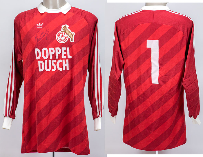 Original match worn Torwart-Trikot vom 1. FC Köln SV mit der Rückennummer 1. Getragen von Harald 'Toni' Schumacher in Spielen der Bundesliga-Saison 1984/85. Schumacher wurde mit der deutschen Nationalmannschaft Europameister 1980 und zweimal Vize-Weltmeister. Mit original Signatur. Status:ABA.