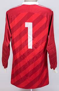 Original match worn Torwart-Trikot vom 1. FC Köln SV mit der Rückennummer 1. Getragen von Harald 'Toni' Schumacher in Spielen der Bundesliga-Saison 1984/85. Schumacher wurde mit der deutschen Nationalmannschaft Europameister 1980 und zweimal Vize-Weltmeister. Mit original Signatur. Status:ABA. - Bild 3
