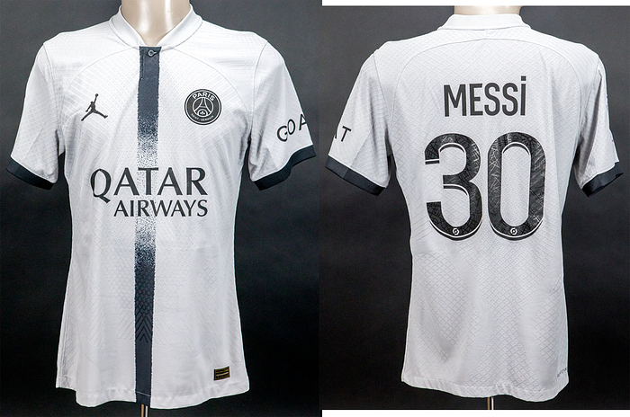 Original match worn / issued Spielertrikot von Paris Saint-Germain (PSG) mit der Rückennummer 30. Getragen von Lionel Messi in einem Spiel der französischen Ligue 1 in der Saison 2022/2023. Messi ist Fußball Weltmeister 2022 mit Argentinien. Sonder-Trikot Michael Jordan. Status:ABC.