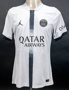 Original match worn / issued Spielertrikot von Paris Saint-Germain (PSG) mit der Rückennummer 30. Getragen von Lionel Messi in einem Spiel der französischen Ligue 1 in der Saison 2022/2023. Messi ist Fußball Weltmeister 2022 mit Argentinien. Sonder-Trikot Michael Jordan. Status:ABC. - Bild 2