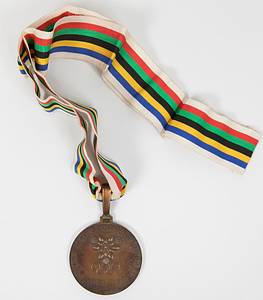 Olympische Winterspiele 1968 Grenoble. Siegermedaille für den 3. Platz im Rodeln Doppelsitzer Herren für die BR Deutschland bei den Olympischen Winterspielen Grenoble 1968. Mit Randgravur "Luge Double". Bronze (Gewicht 116 Gramm), 6 cm mit Seidenband im Originaletui. - Bild 2