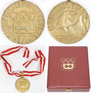 Goldmedaille für den 1.Platz bei den Olympischen Winterspielen Innsbruck 1964 im "Eisschnellauf". Entwurf: M.Coufal. Silber, vergoldet mit Anhänger und Seidenband, Gewicht: 168 Gramm, 7 cm. Im original Etui. - Bild 2