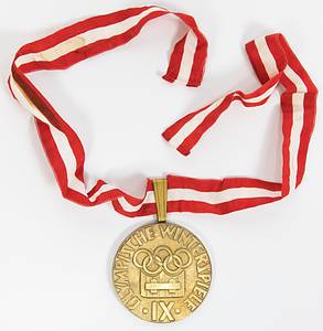 Goldmedaille für den 1.Platz bei den Olympischen Winterspielen Innsbruck 1964 im "Eisschnellauf". Entwurf: M.Coufal. Silber, vergoldet mit Anhänger und Seidenband, Gewicht: 168 Gramm, 7 cm. Im original Etui. - Bild 5