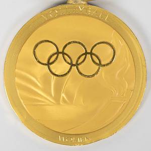 Goldmedaille für den 1.Platz im Volleyball der Frauen für Kuba bei den Olympischen Spielen Sydney 2000. Silber, vergoldet mit Gravur "Volleyball Women". Original besticktem Seidenband, 6,8 cm. - Bild 2