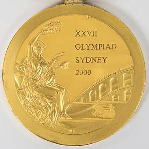Goldmedaille für den 1.Platz im Volleyball der Frauen für Kuba bei den Olympischen Spielen Sydney 2000. Silber, vergoldet mit Gravur "Volleyball Women". Original besticktem Seidenband, 6,8 cm. - Bild 3