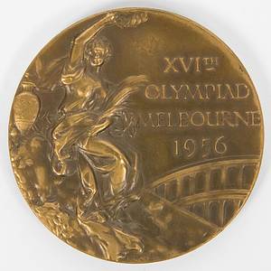 Bronzemedaille für einen 3.Platz im Hockey bei den Olympischen Sommerspielen Melbourne 1956 für Deutschland von Werner Rosenbaum (1927-2008). Bronze, Gewicht: 64 Gramm, 5 cm. In original Kunststoffbox des Herstellers: "K.G.Luke Ltd" 7,5x7,5 x2 cm. Dabei: Original Olympiaausweis von Rosenbaum mit original Signatzr und Passfoto, 4 Seiten, Karton, 11x8 cm. Außerdem: IOC Siegerpin fü die Bronzemedaille mi der Nr. 14286. 1,5x1,3 cm. In original Verpackung. - Bild 3