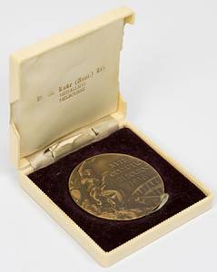 Bronzemedaille für einen 3.Platz im Hockey bei den Olympischen Sommerspielen Melbourne 1956 für Deutschland von Werner Rosenbaum (1927-2008). Bronze, Gewicht: 64 Gramm, 5 cm. In original Kunststoffbox des Herstellers: "K.G.Luke Ltd" 7,5x7,5 x2 cm. Dabei: Original Olympiaausweis von Rosenbaum mit original Signatzr und Passfoto, 4 Seiten, Karton, 11x8 cm. Außerdem: IOC Siegerpin fü die Bronzemedaille mi der Nr. 14286. 1,5x1,3 cm. In original Verpackung. - Bild 4