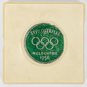 Bronzemedaille für einen 3.Platz im Hockey bei den Olympischen Sommerspielen Melbourne 1956 für Deutschland von Werner Rosenbaum (1927-2008). Bronze, Gewicht: 64 Gramm, 5 cm. In original Kunststoffbox des Herstellers: "K.G.Luke Ltd" 7,5x7,5 x2 cm. Dabei: Original Olympiaausweis von Rosenbaum mit original Signatzr und Passfoto, 4 Seiten, Karton, 11x8 cm. Außerdem: IOC Siegerpin fü die Bronzemedaille mi der Nr. 14286. 1,5x1,3 cm. In original Verpackung. - Bild 5