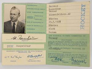 Bronzemedaille für einen 3.Platz im Hockey bei den Olympischen Sommerspielen Melbourne 1956 für Deutschland von Werner Rosenbaum (1927-2008). Bronze, Gewicht: 64 Gramm, 5 cm. In original Kunststoffbox des Herstellers: "K.G.Luke Ltd" 7,5x7,5 x2 cm. Dabei: Original Olympiaausweis von Rosenbaum mit original Signatzr und Passfoto, 4 Seiten, Karton, 11x8 cm. Außerdem: IOC Siegerpin fü die Bronzemedaille mi der Nr. 14286. 1,5x1,3 cm. In original Verpackung. - Bild 7