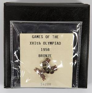 Bronzemedaille für einen 3.Platz im Hockey bei den Olympischen Sommerspielen Melbourne 1956 für Deutschland von Werner Rosenbaum (1927-2008). Bronze, Gewicht: 64 Gramm, 5 cm. In original Kunststoffbox des Herstellers: "K.G.Luke Ltd" 7,5x7,5 x2 cm. Dabei: Original Olympiaausweis von Rosenbaum mit original Signatzr und Passfoto, 4 Seiten, Karton, 11x8 cm. Außerdem: IOC Siegerpin fü die Bronzemedaille mi der Nr. 14286. 1,5x1,3 cm. In original Verpackung. - Bild 8