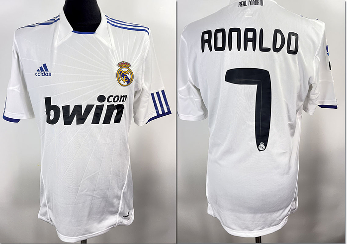 Original match worn Real Madrid  Spielertrikot mit der Nummer 7 von Cristiano Ronaldo .Getragen in einem La Liga -Spiel in der Saison 2010/2011. Ronaldo gewann 2016 mit Portugal die Europameisterschaft und er hat fünf Mal die UEFA Champions League gewonnen. Status: ABC.