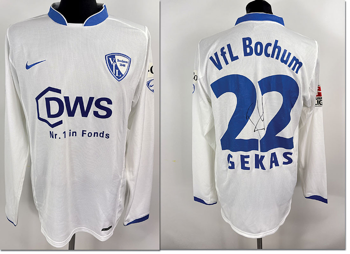 Original match worn VFL Bochum Spielertrikot mit der Nummer 22 von Theofanis Gekas. Getragen in einem Bundesliga-Spiel in der Saison 2005/2006.Trikot stammt aus der Sammlung eines ehemaligen Bundesliga-Profis. Signiert. StatusABA.
