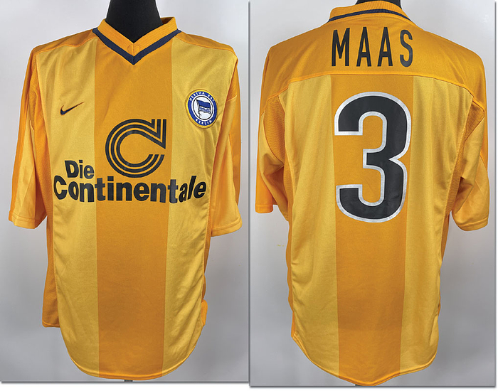 Original match worn Hertha BSC Spielertrikot mit der Nummer 3 von Rob Maas. Getragen in einem Bundesliga-Spiel in der Saison 1999/2000.Trikot stammt aus der Sammlung eines ehemaligen Bundesliga-Profis. Status:ABA.