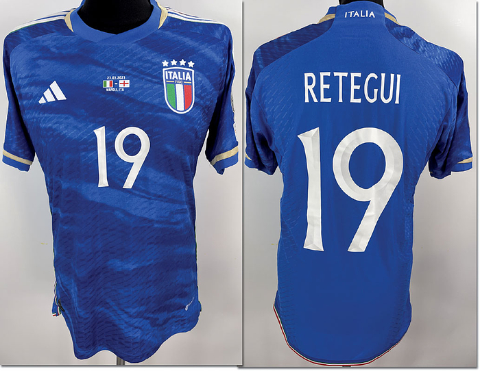 Original match issued Italien Spielertrikot mit der Nummer 19. Vorbereitet für Matteo Retegui für das EM-Qualifikations Spiel gegen England am 23.03.2023 in Neapel. Status:AAC.