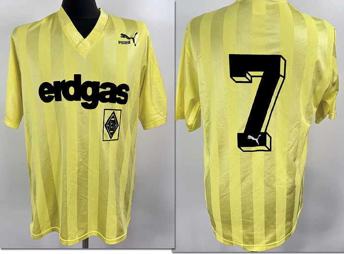 Original match issued Borussia Mönchengladbach Spielertrikot mit der Nummer 7. Vorbereitet für ein Spiel in der Saison 1987/1988. Status:ABB.