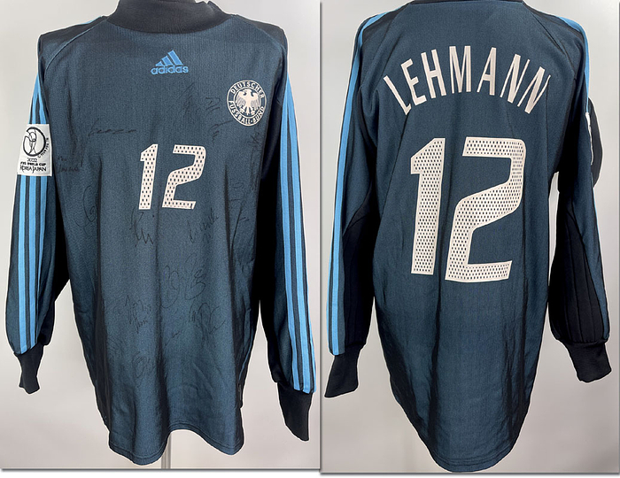 Original match issued DFB Spielertrikot mit der Nummer 12 von Jens Lehmann. Vorbereitet für das WM2002 Finale Deutschland-Brasilien am 30.06.2002 in Yokohama, Japan, was die brasilianische Nationalmannschaft 0:2 gewann. Trikot ist Kadersigniert. Status AAB.