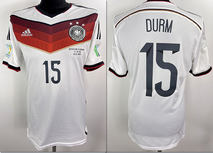 Original match issued DFB Spielertrikot mit der Nummer 15 von Erik Durm.Vorbereitet für das WM2014 Finale Deutschland-Argentinien am 13.07.2014 in Rio de Janeiro, Brasilien, was die deutsche Nationalmannschaft durch das Tor von Mario Götze gewann. Status:AAB.