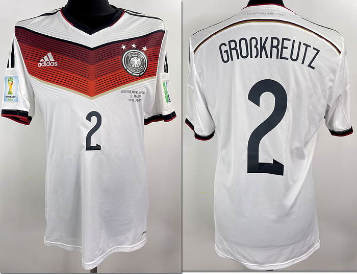 Original match issued DFB Spielertrikot mit der Nummer 2 von Kevin Großkreutz.Vorbereitet für das WM 2014 Finale Deutschland-Argentinien am 13.07.2014 in Rio de Janeiro, Brasilien, was die deutsche Nationalmannschaft durch das Tor von Mario Götze gewann. Status:AAB.