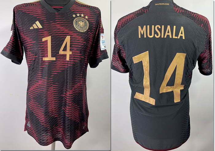 Original match worn / issued DFB Spielertrikot mit der Nummer 14 von Jamal Musiala. Vorbereitet für die WM 2022 in Qatar. Es handelt sich um ein komplettes Trikotset mit Hose und Stutzenstrümpfen. Die Auswärtsvariante kam nicht zum Einsatz bei der Weltmeistschaft, da Deutschland überraschend in der Vorrunde ausschied. Status AAB.