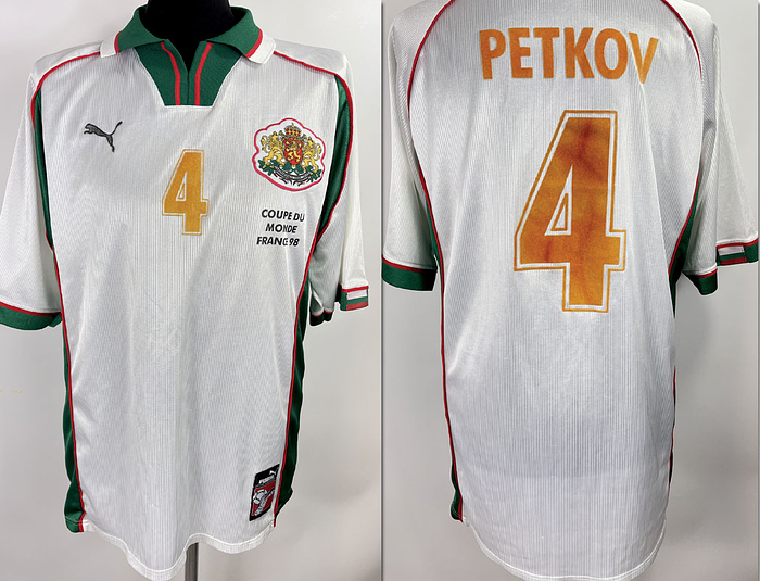 Original match worn Bulgarien  Spielertrikot der mit der Nummer 4. Getragen von Iwajlo Petkov während eines Spiels der FIFA- Weltmeisterschaft 1998 in Frankreich.Petkov absolvierte er 63 A-Länderspiele für Bulgarien und erzielte dabei drei Tore. Status ABC.