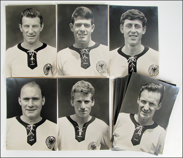 "Fussball-Weltmeisterschaft 1962. Die Deutsche Nationalmannschaft. 24 echte Fotos (Autogrammkarte). Offizielles Autogrammkartenset des DFB zur WM 1962 in Chile, je 15x10,5 cm.