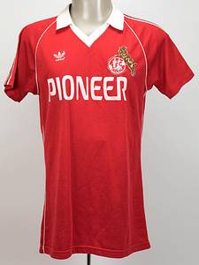 Original match worn / issued Spielertrikot vom 1. FC Köln mit der Rückennummer 14. Getragen in einem Spiel der Fußball Bundesliga in der Saison 1980/1981. Mit Spielerhose. Status:ABC. - Bild 2